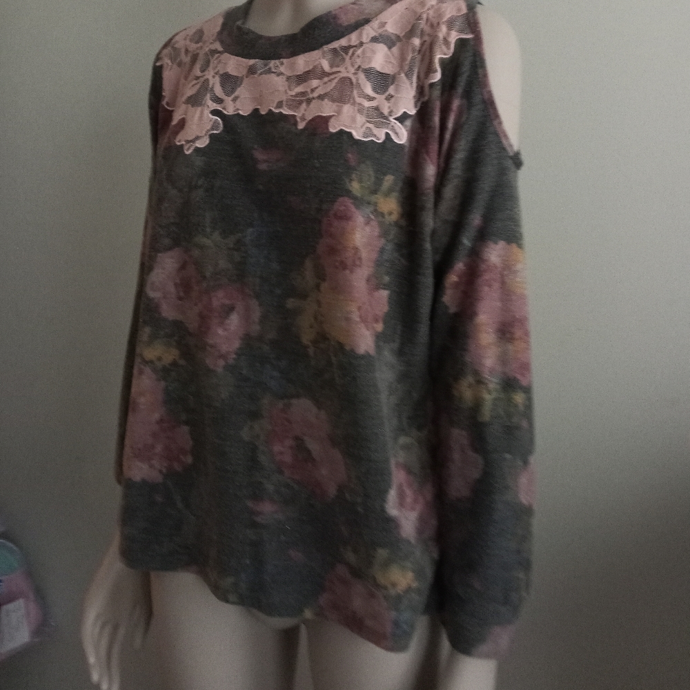 New Heather gray pink floral print cold shoulder lace sweatshirt size medium